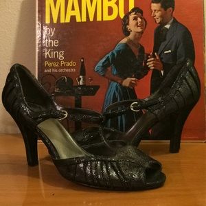 Nine West size 8.5 SPARKLE t-strap peep-toes! 💥❄️